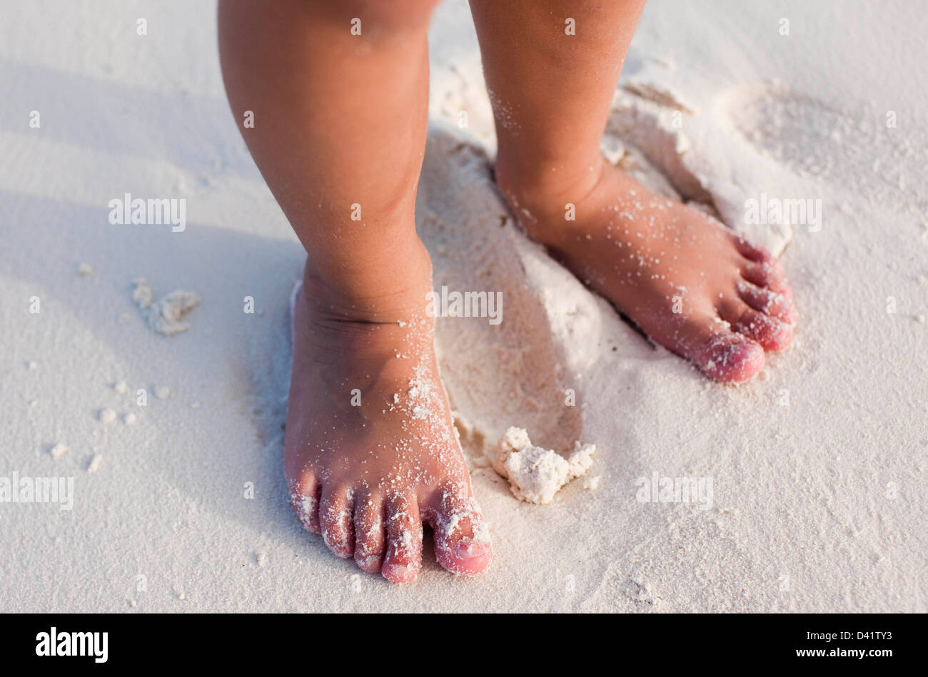 Sandy Füße am Strand in Kuda Hara, Malediven Stockfoto