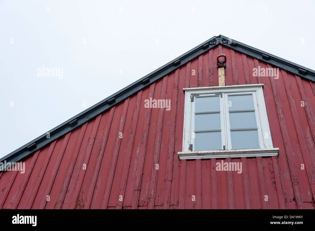 Detail des Daches eines Wellblech oder Zinn isländischen Gebäudes mit Fenster in Reykjavik Stockfoto