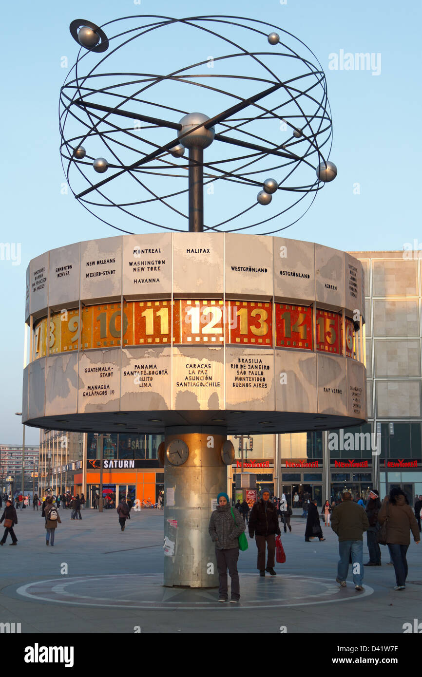 Berlin, Deutschland, die Urania-Weltzeituhr auf dem Alexanderplatz Stockfoto