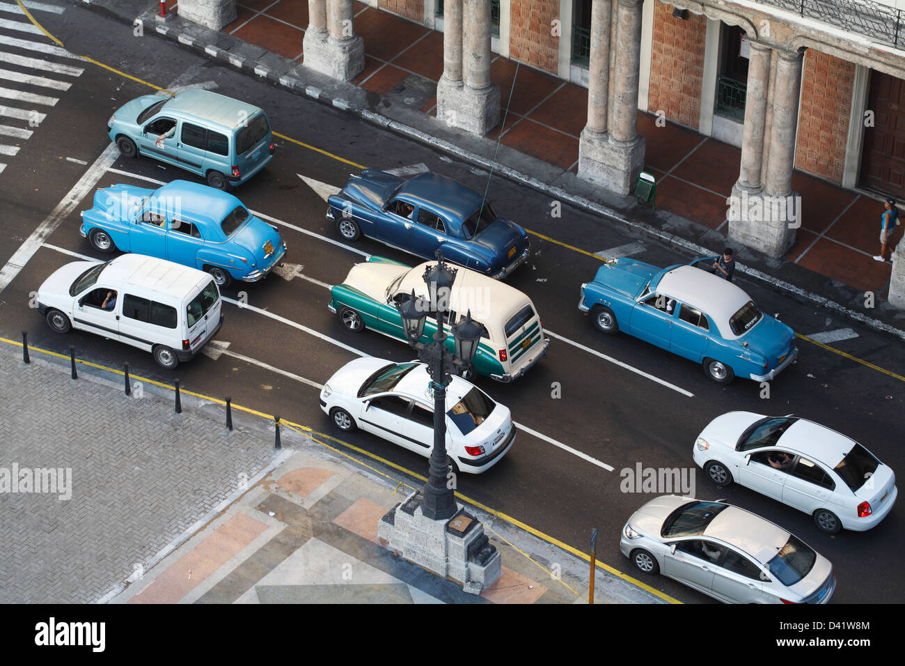 Alte amerikanische Autos gestoppt an Ampeln auf Paseo de Marti im Zentrum von Havanna Kuba Stockfoto