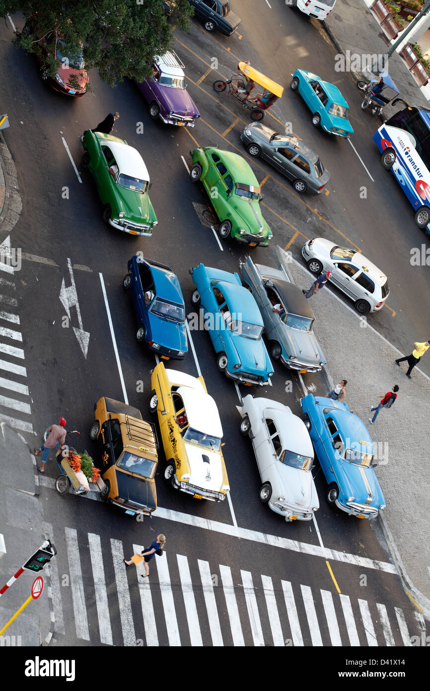 Alte amerikanische Autos an der Ampel In die Innenstadt von Havanna Kuba gestoppt Stockfoto