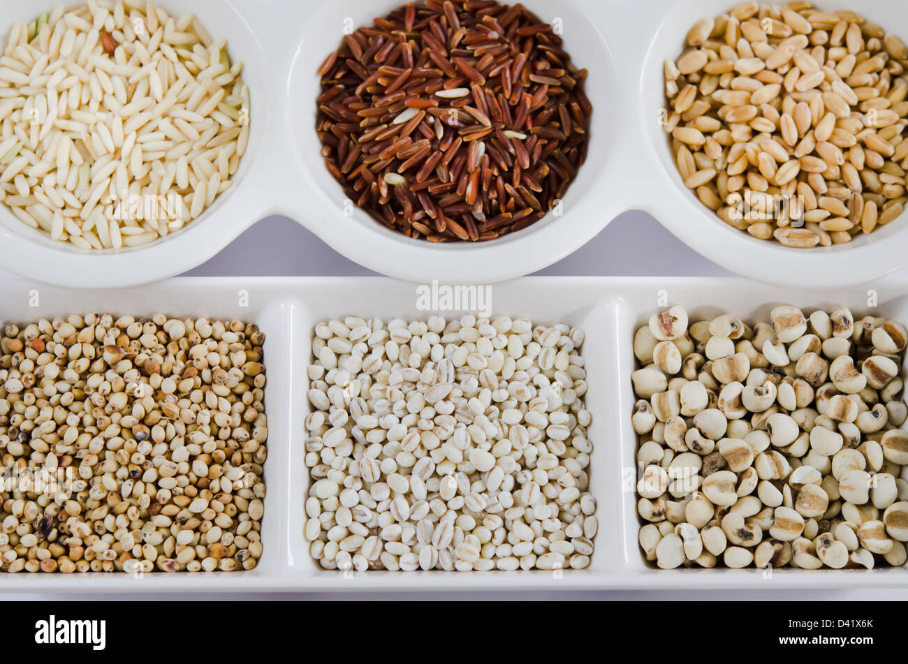 Reis, Roter Reis, Weizen, job's-Tränen, Gerste und Hirse Körner auf Schüssel weiß Stockfoto