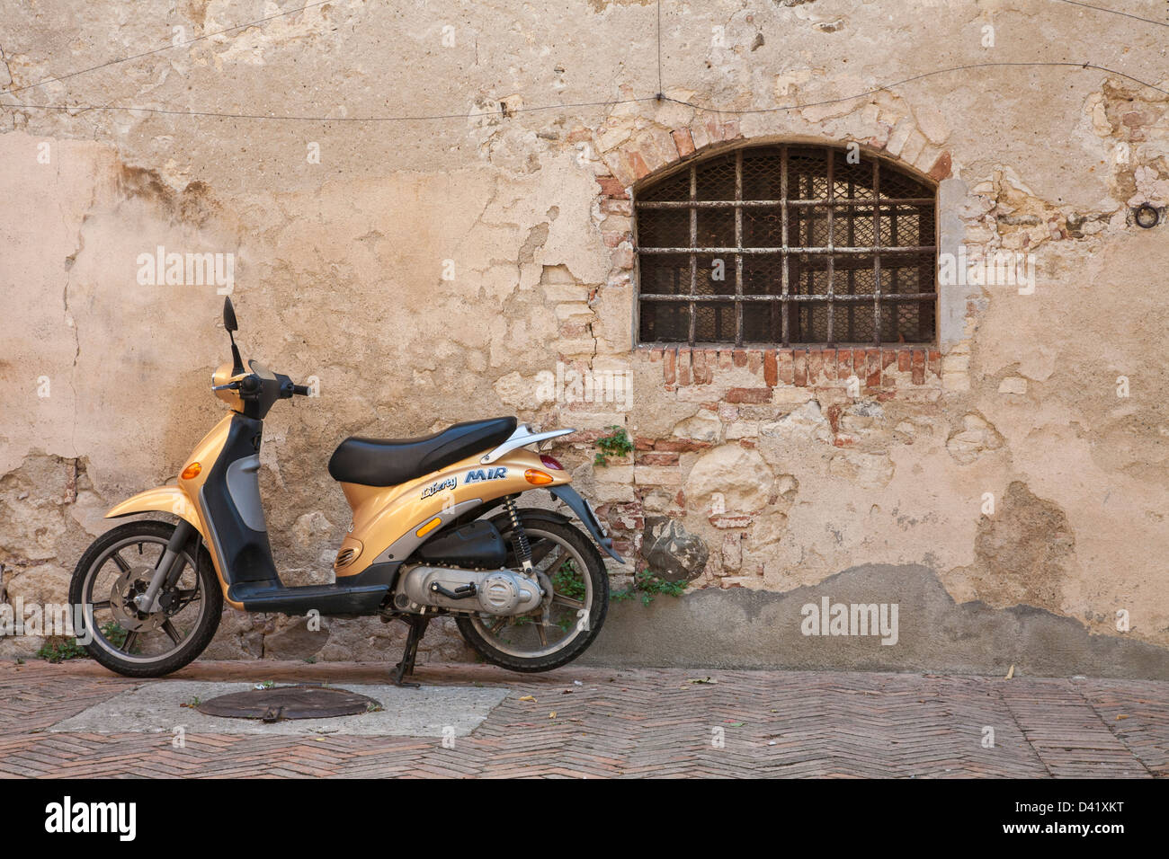 Gelber Roller in der alten italienischen Stadt Stockfoto