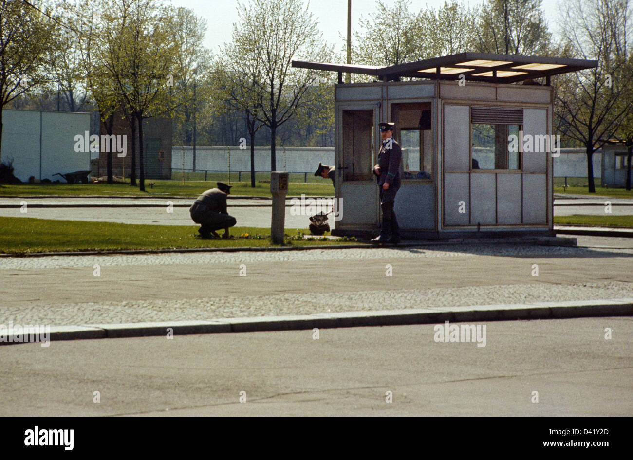 Berlin, DDR, Grenze NVA Soldaten am Checkpoint Brandenburger Tor Stockfoto