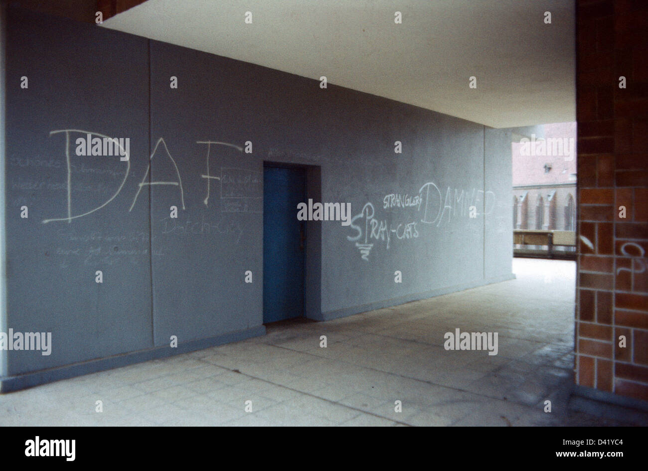 Berlin, DDR, DAF und Stranglers Schriftzug an einer Hauswand Stockfoto