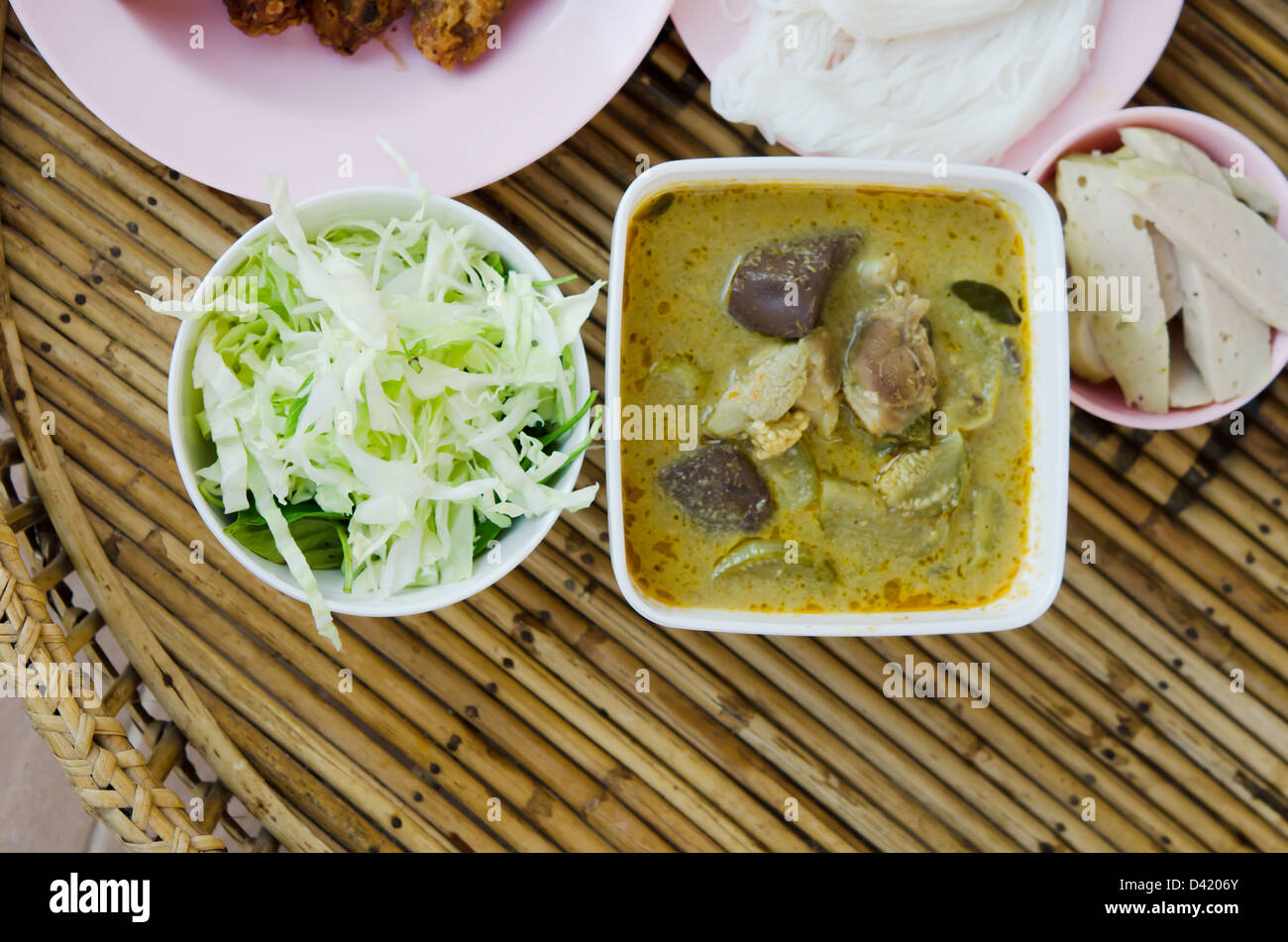 Ansicht von oben grün Pouletcurry und frischem Gemüse Stockfoto