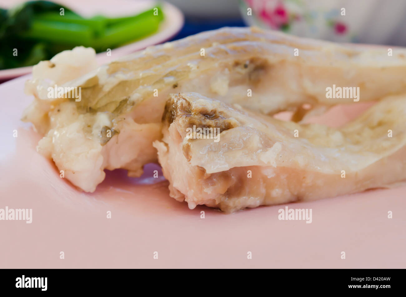 Nahaufnahme der Frischdampf Fisch auf rosa Schale Stockfoto