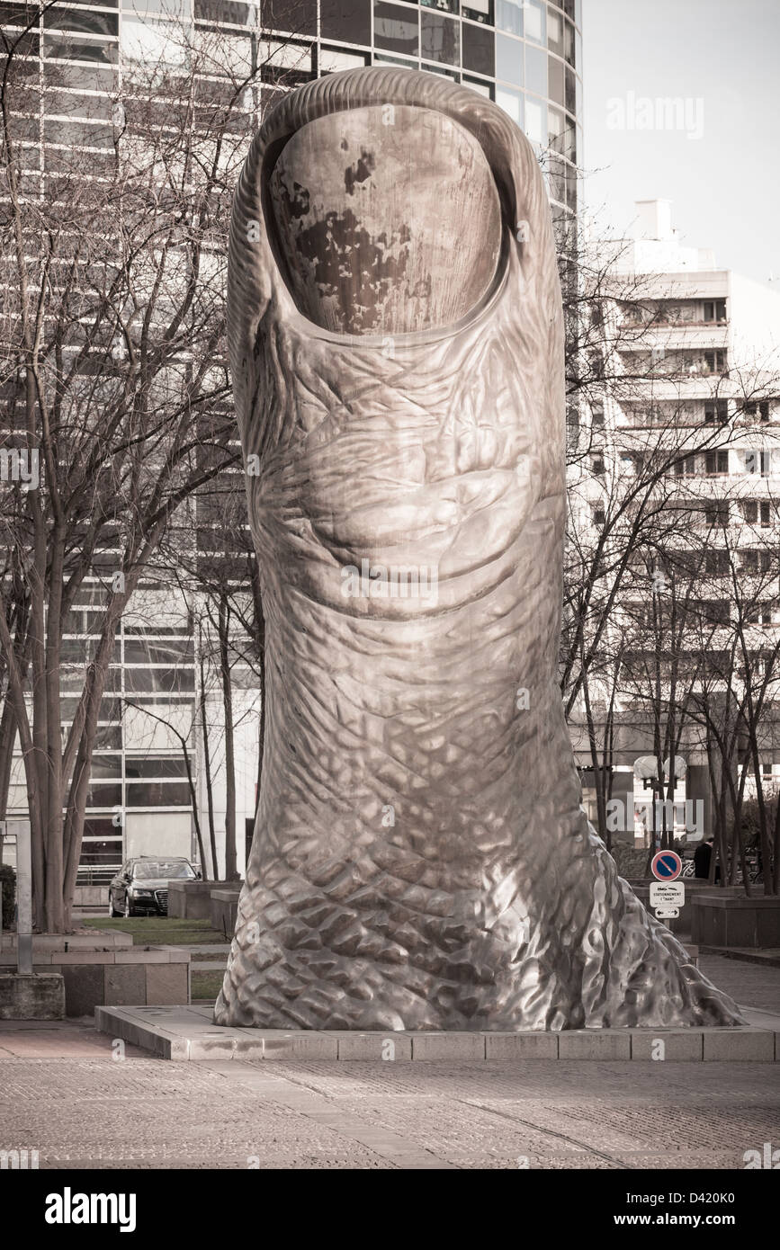 Die riesige Finger Cesar Skulptur in La Défense, Paris, Frankreich. Getönten Bild Stockfoto