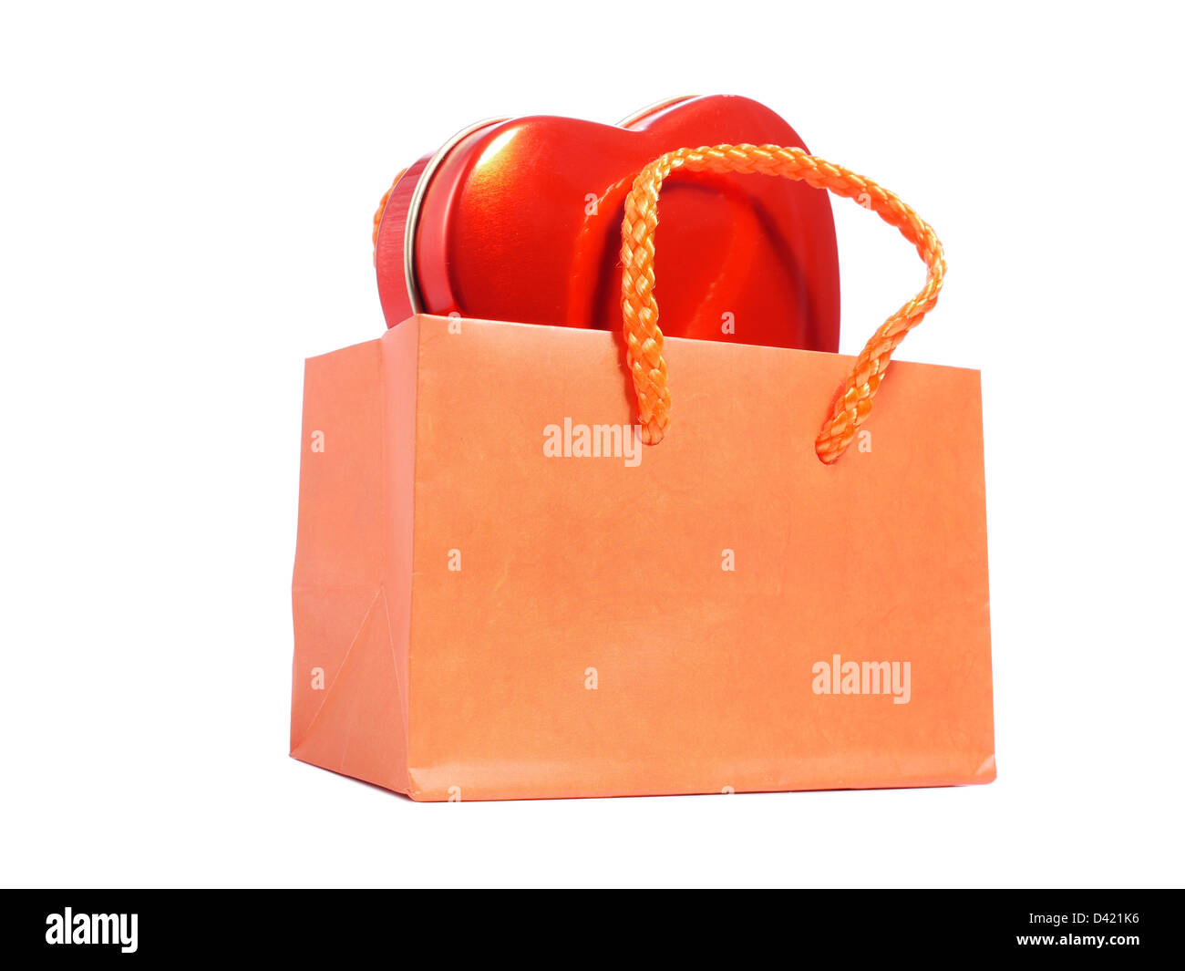 Einkaufstasche Orange Papier mit roten Herzen Candy Box auf weißem Hintergrund Stockfoto