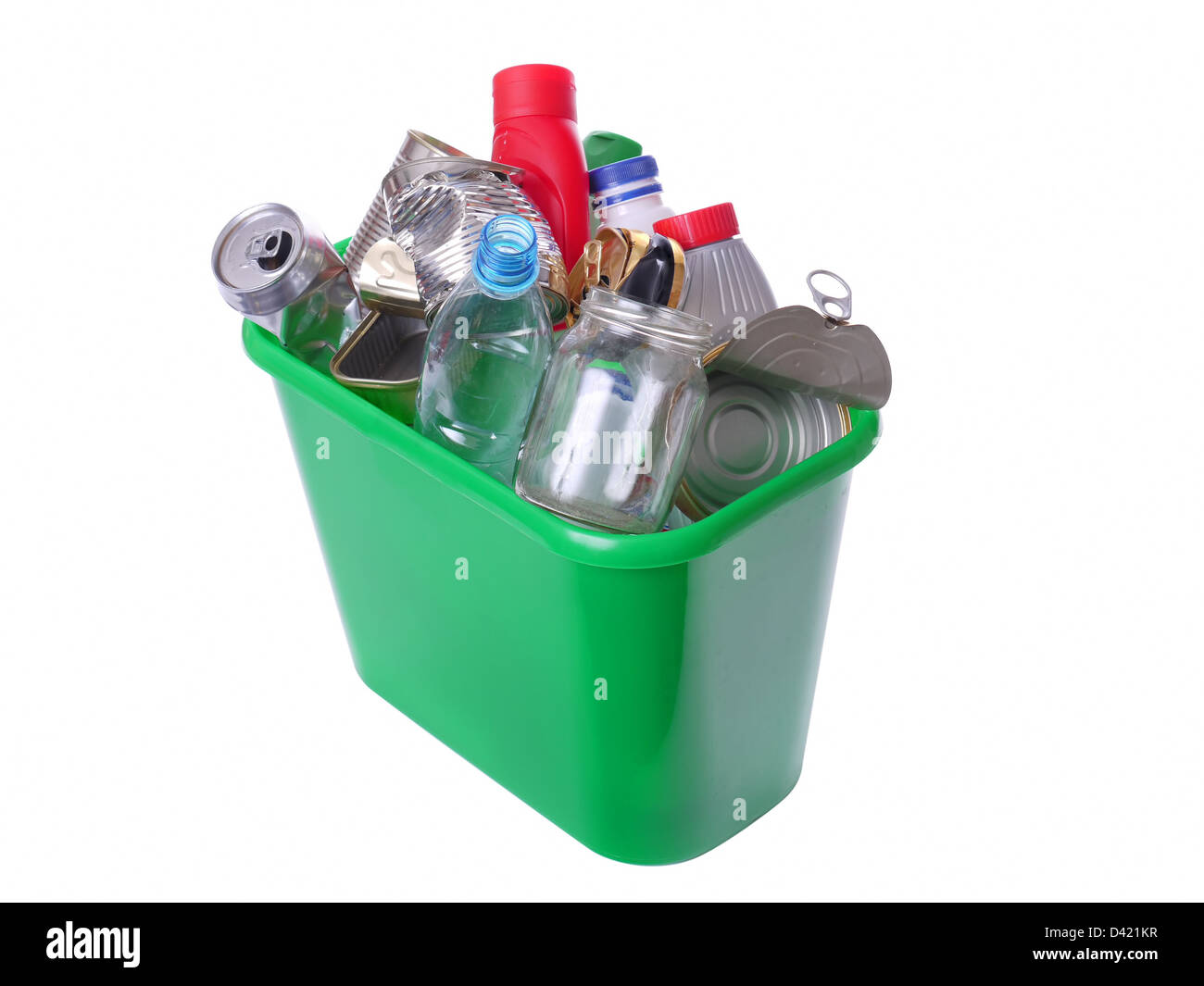 Grüne Kunststoff Papierkorb gefüllt mit sortierten Hausmüll - isoliert auf weißem Hintergrund Stockfoto