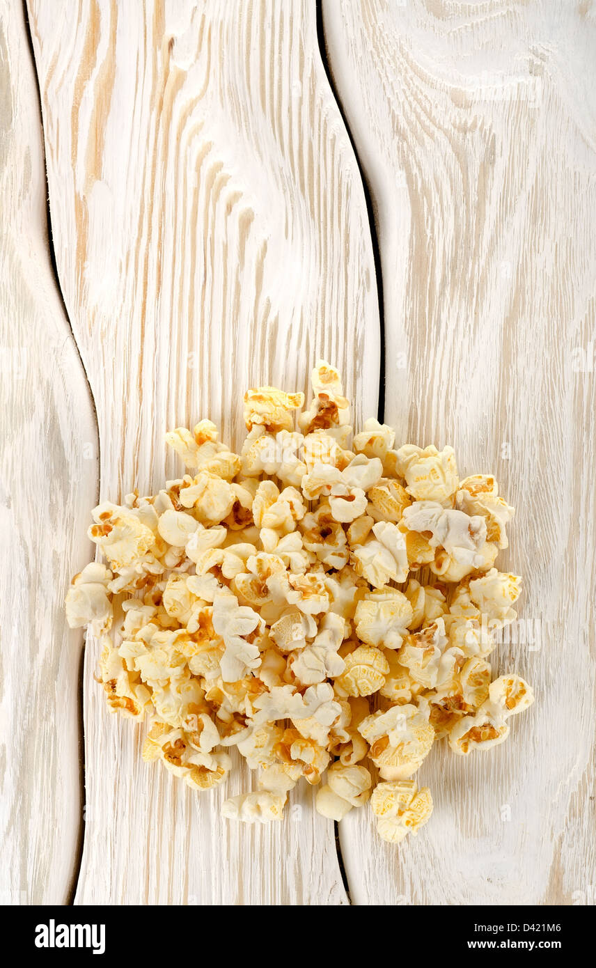 Heap Popcorn auf einem weißen Holztisch Stockfoto