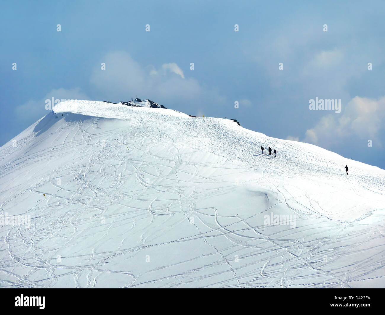 Gruppe von Touristen Klettern Berggipfel im winter Stockfoto