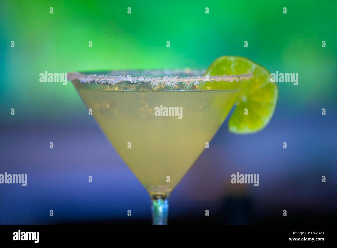 Genießen Sie ein Eis kalt, köstliche Margarita, mit einem perfekt gesalzen Rand. Stockfoto