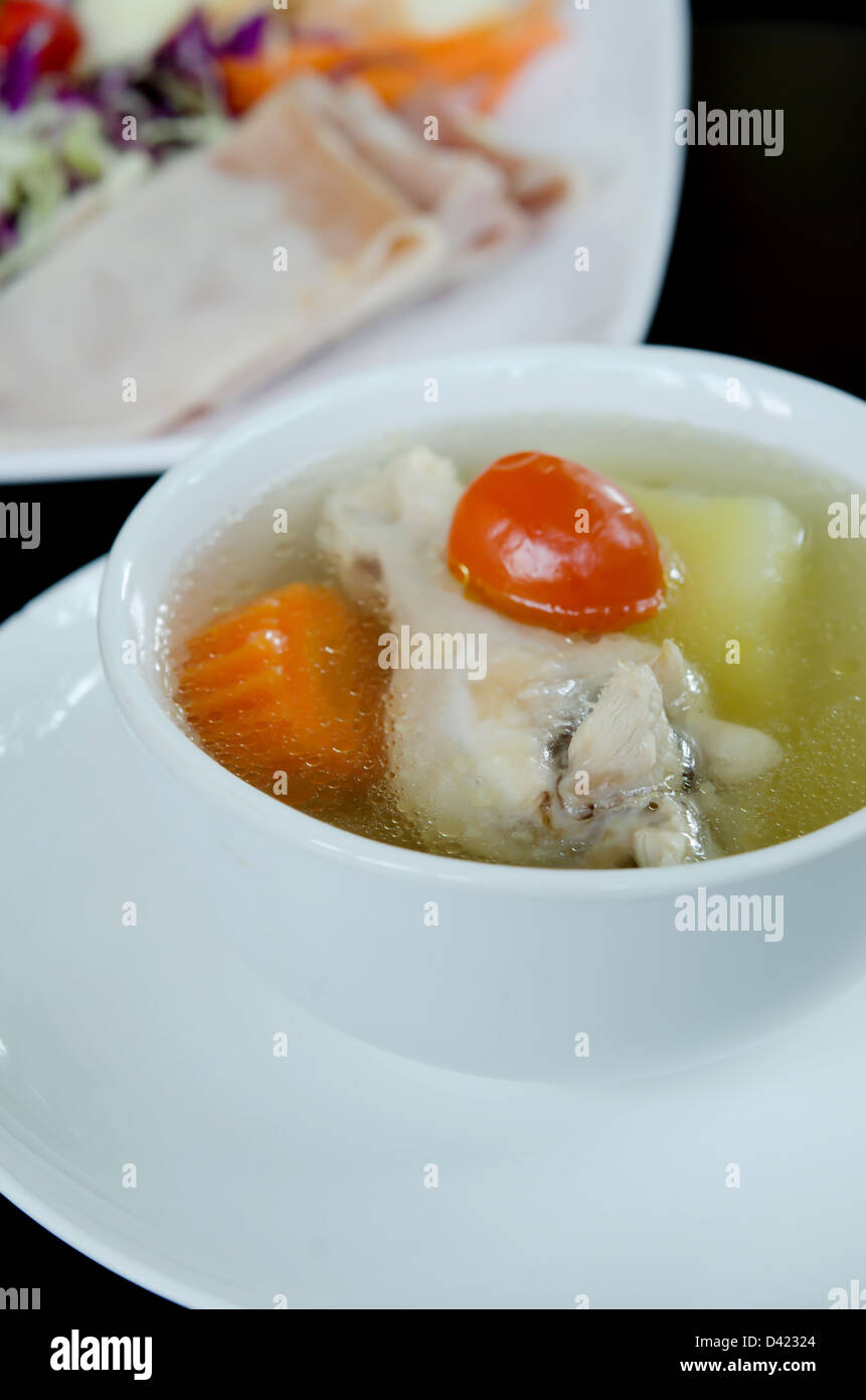 Hühnersuppe mit Gemüse in Schüssel weiß Stockfoto