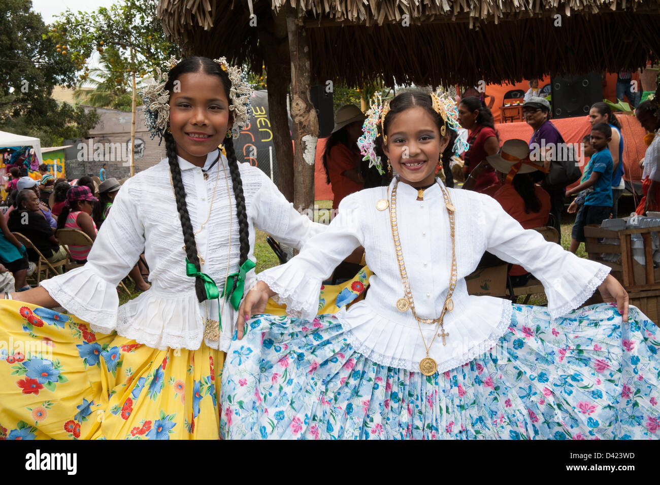 Beiden panamaische Mädchen gekleidet in traditionellen Outfits, Las Polleras, posiert auf dem Festival De La Naranja. Stockfoto