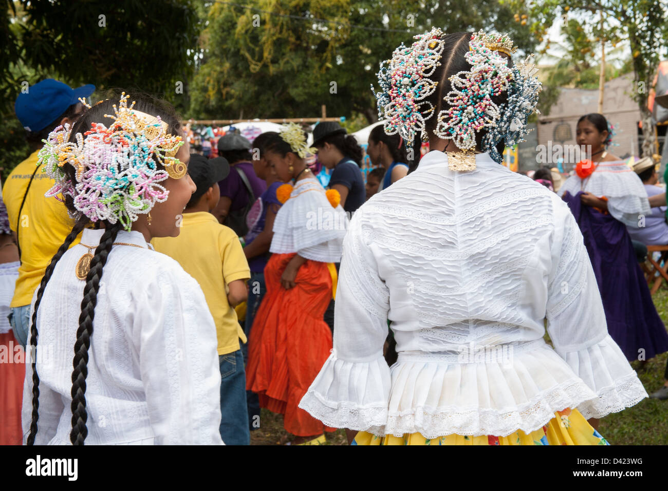 Beiden panamaische Mädchen gekleidet in traditionellen Outfits, Las Polleras, Blick auf der Bühne beim Festival De La Naranja. Stockfoto