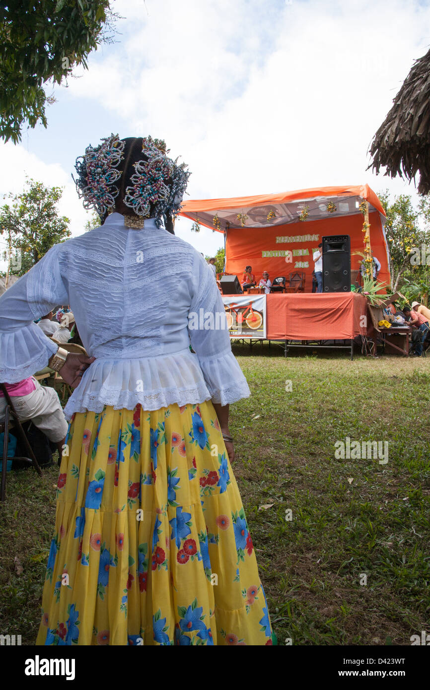 Eine panamaische Mädchen gekleidet in einem traditionellen Outfit, la Pollera, Blick auf der Bühne beim Festival De La Naranja. Stockfoto