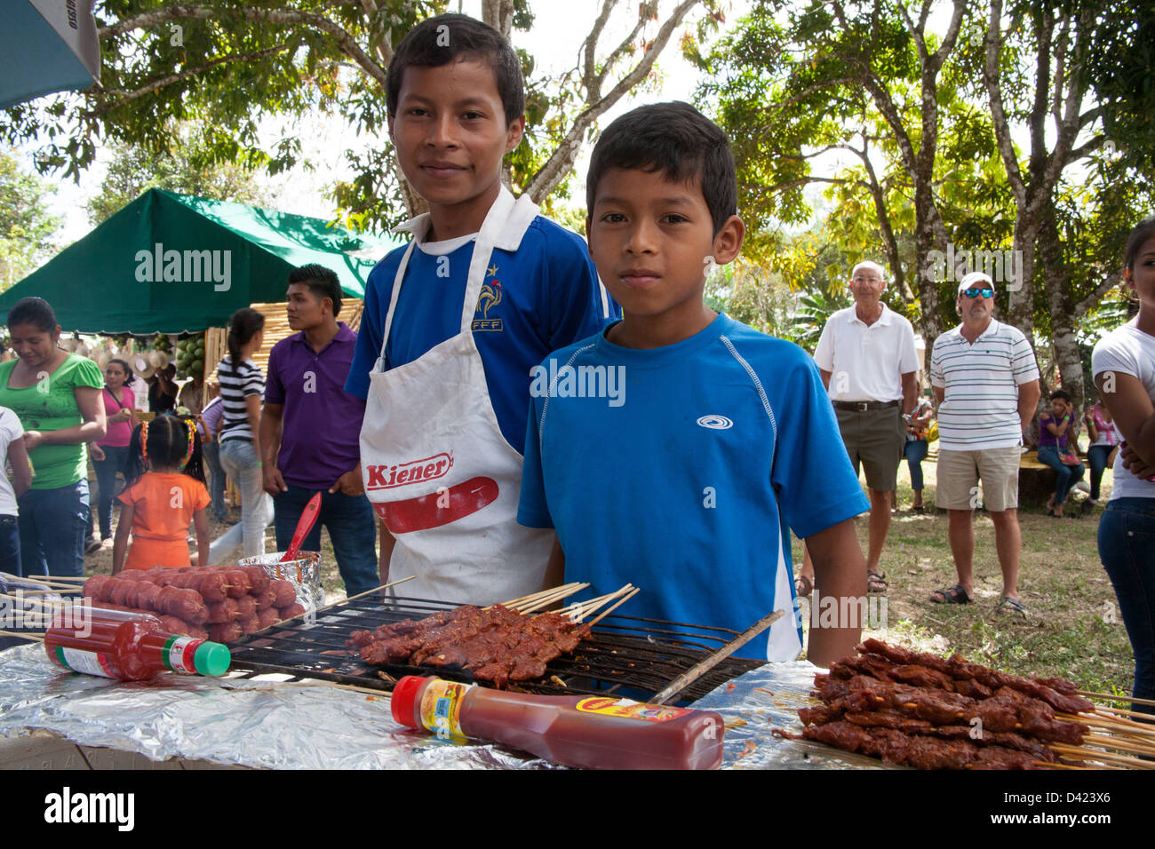 Zwei panamaischen Anbieter verkaufen Fleisch am Spieß auf dem Festival De La Naranja in Panama. Stockfoto