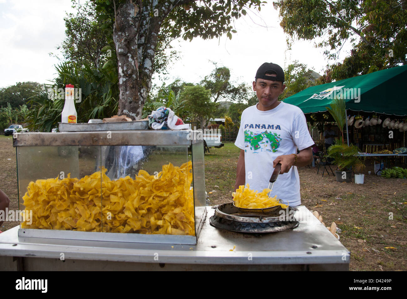 Anbieter verkaufen gebratenen Kochbananen chips auf einem Folklorefestival. Stockfoto