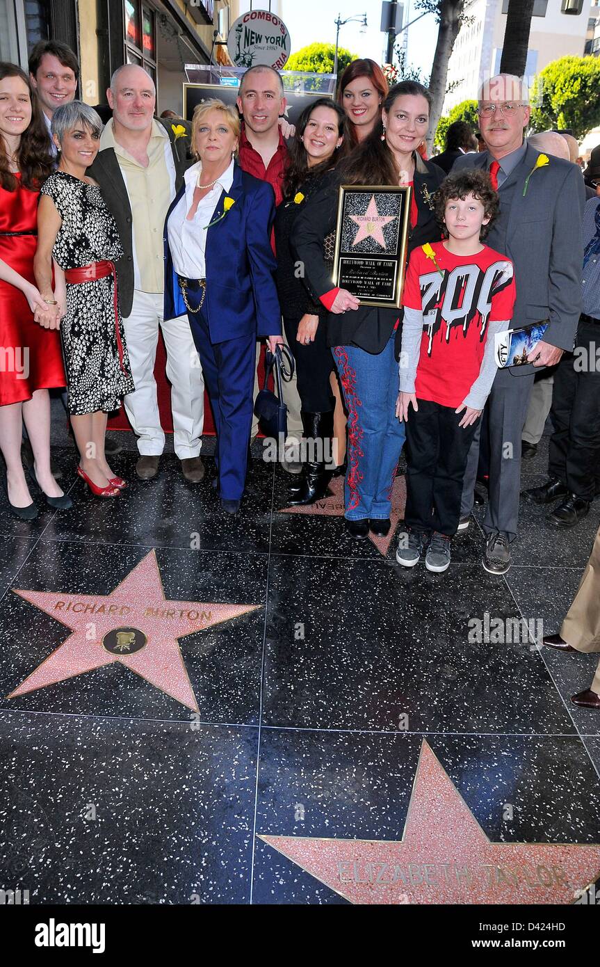 Charlotte Ritchie, Morgan Ritchie, Maria Burton bei der Induktion Zeremonie für Stern auf dem Hollywood Walk of Fame für Richard Burton, Hollywood Boulevard, Los Angeles, CA 1. März 2013. Foto von: Michael Germana/Everett Collection Stockfoto