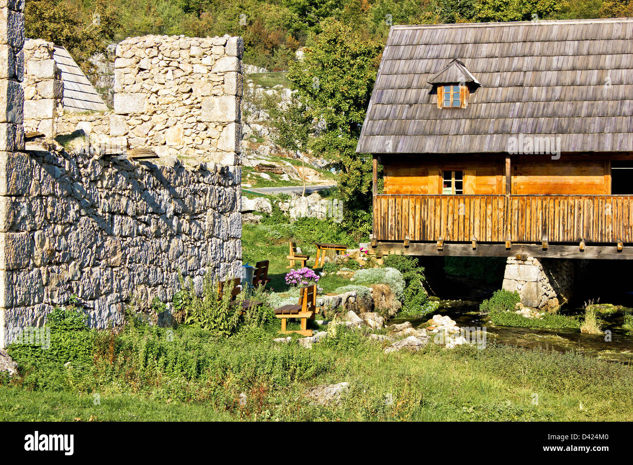Alten Kirchenruinen & Wassermühle auf Gacka Fluss Quelle, Majerovo Vrilo, Lika, Kroatien Stockfoto