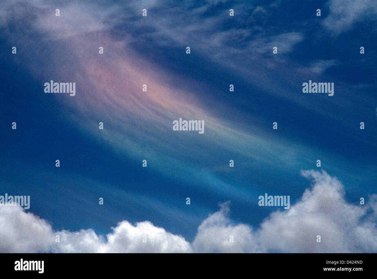 Salisbury Wiltshire England Circumhorizontal Bogen optisches Phänomen In den Wolken Stockfoto