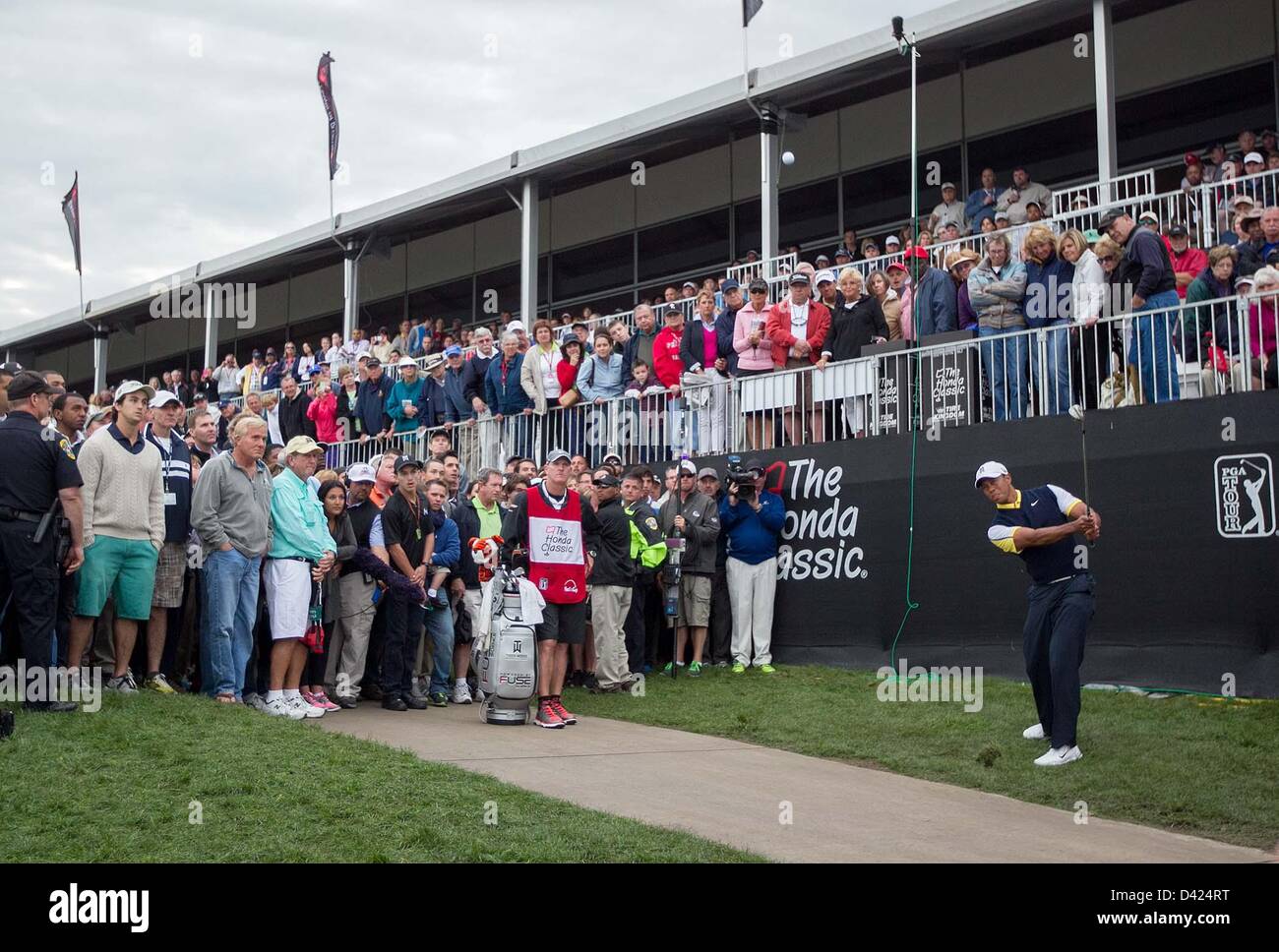 Tiger Woods schlägt seinen dritten Schuss auf das 18. Loch in der zweiten Runde des The Honda Classic in Palm Beach Gardens, FL, auf 1. März 2013. (Kredit-Bild: © Allen Eyestone/Palm Beach Post/ZUMAPRESS.com) Stockfoto
