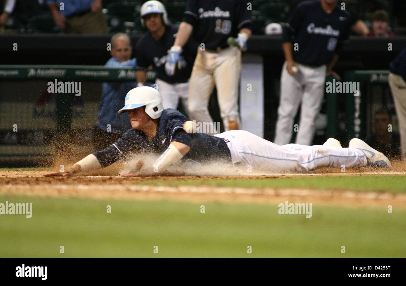 17. April 2012 - Houston, Texas, Vereinigte Staaten von Amerika - 1. März 2013: University of North Carolina Catcher Korey Dunbar #43 verschiebt sich in Richtung Home-Plate bei einem scoring Versuch während der NCAA Baseball Game zwischen Reis und North Carolina von Minute Maid Park in Houston, Texas. Stockfoto