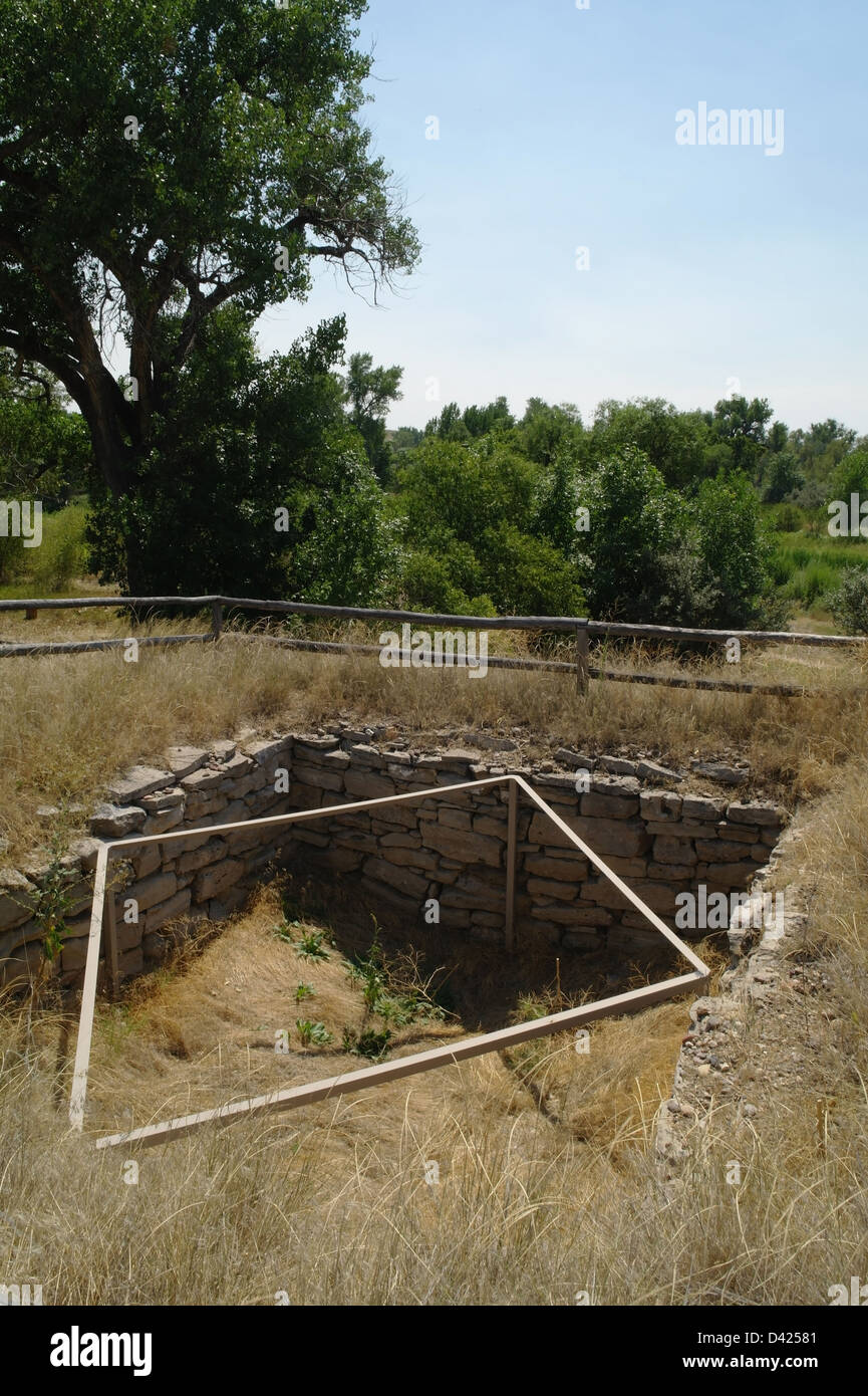 Blauer Himmelsblick auf grüne Bäume, grasbewachsenen versunkenen Stiftungen Eishaus, Banken Laramie River, Fort Laramie, Wyoming, USA Stockfoto