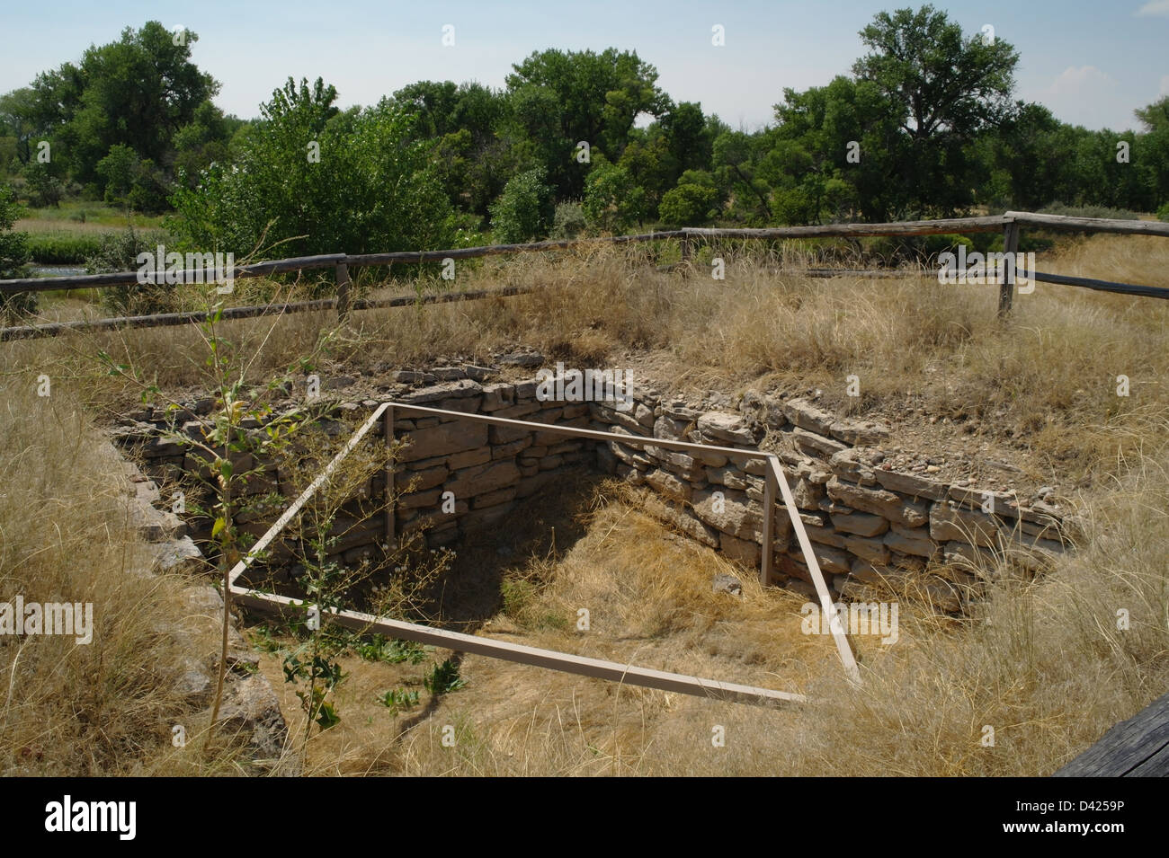 Blauer Himmelsblick auf grüne Bäume, Stiftung Ruinen versunkener Eis-Haus, Banken von Laramie River, Fort Laramie, Wyoming, USA Stockfoto