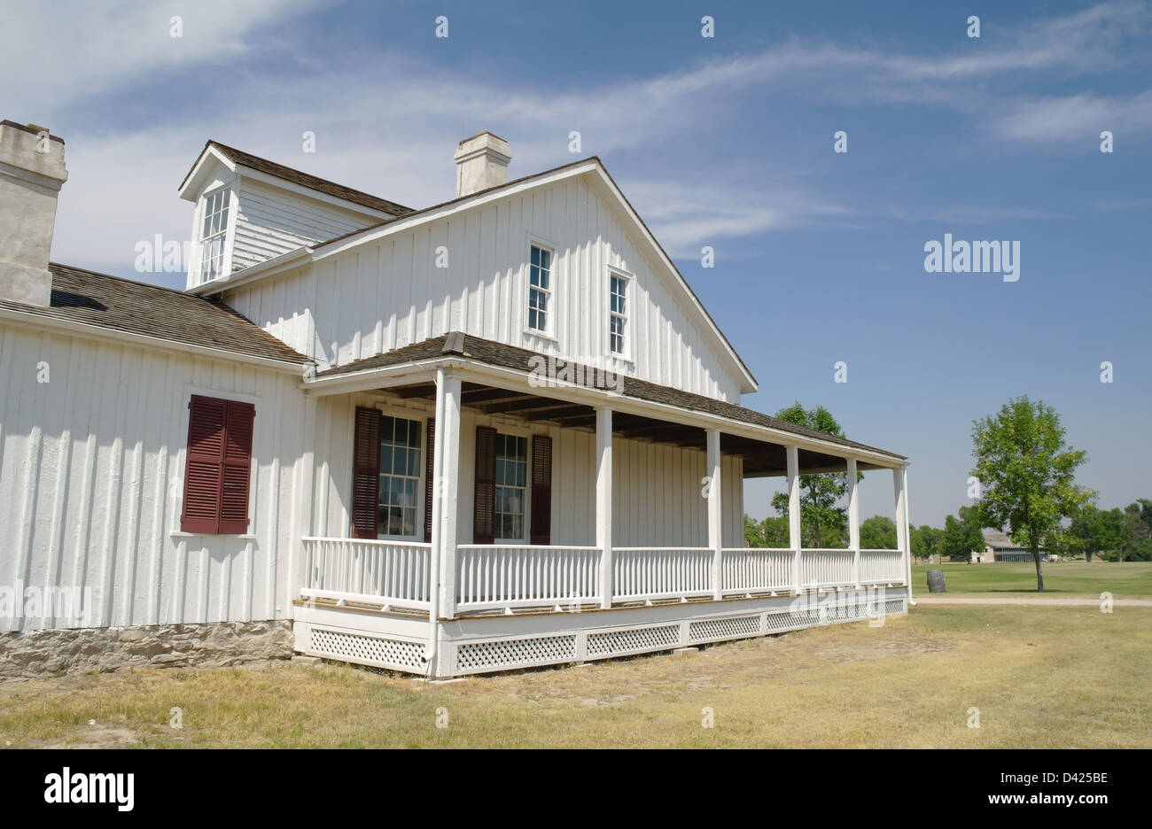 Blauer Himmel Blick Seite des Viertels A Kommandierender Offizier Hauses, Blick nach Norden über Exerzierplatz, Fort Laramie, Wyoming, USA Stockfoto