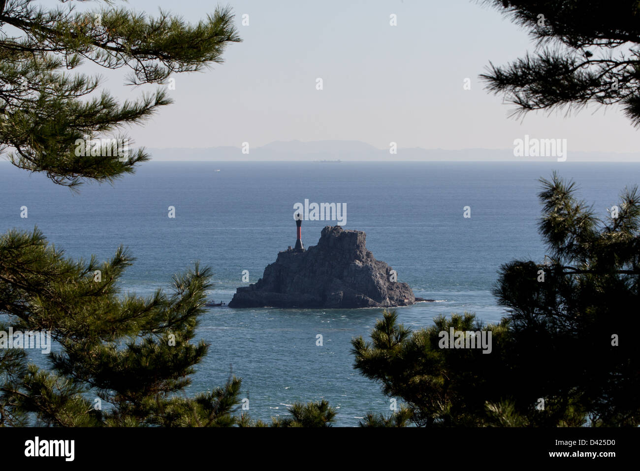 Im Hintergrund sehen Sie japanische Inseln Tsushima gesehen von der Stadt Busan in Südkorea Stockfoto