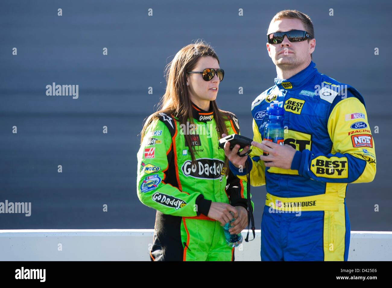 1. März 2013 - Avondale, AZ, USA - Avondale, AZ - 1. März 2013: Danica Patrick (10) und Ricky Stenhouse Jr. (17) reden vor dem qualifying für die U-Bahn Fresh Fit 500 auf dem Phoenix International Raceway in Avondale, AZ. Stockfoto