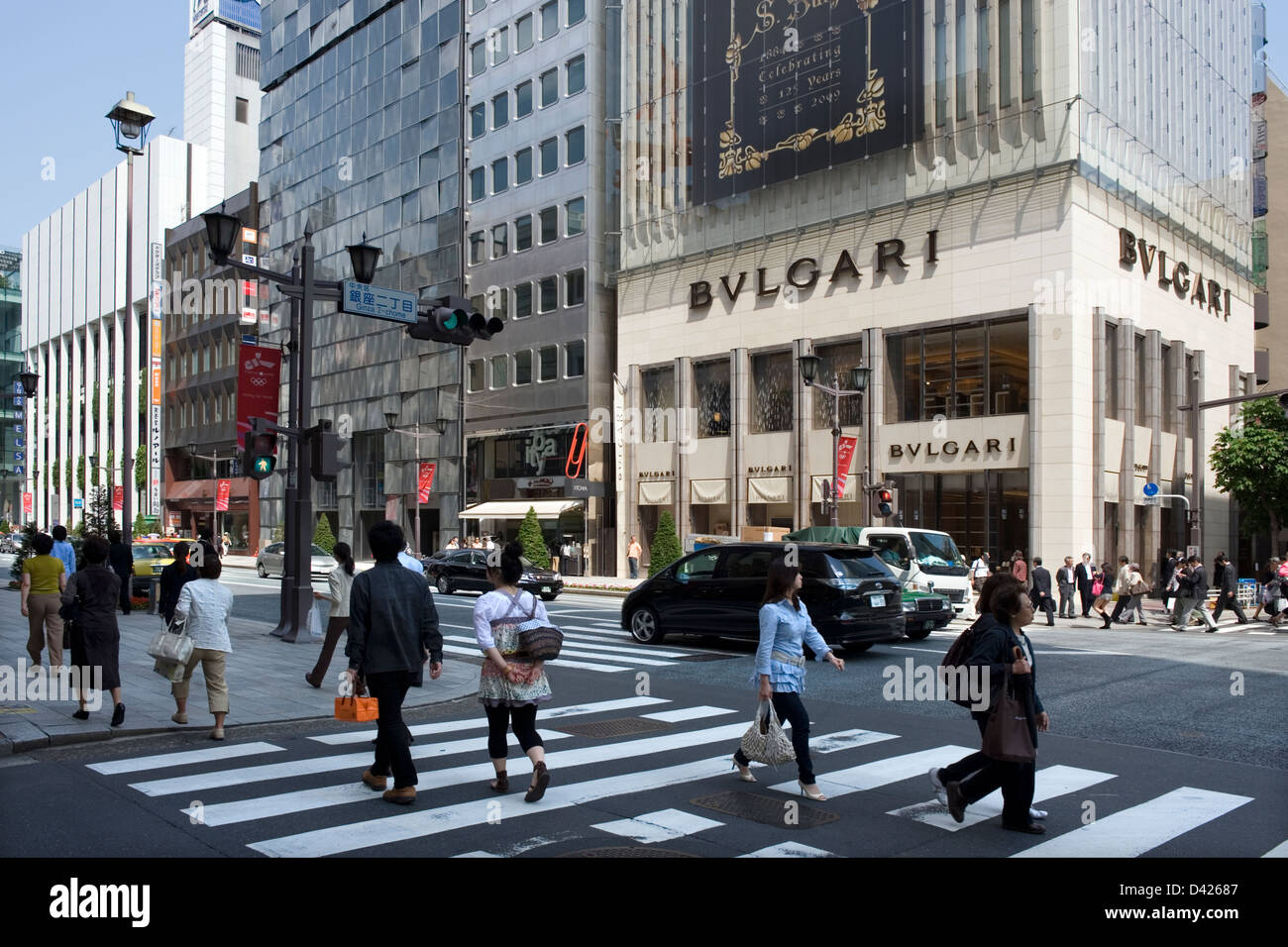 Haute Couture Boutiquen säumen beidseitig Chuo-Dori (Main Street) im gehobenen Ginza Einkaufsviertel in der Innenstadt von Tokio. Stockfoto