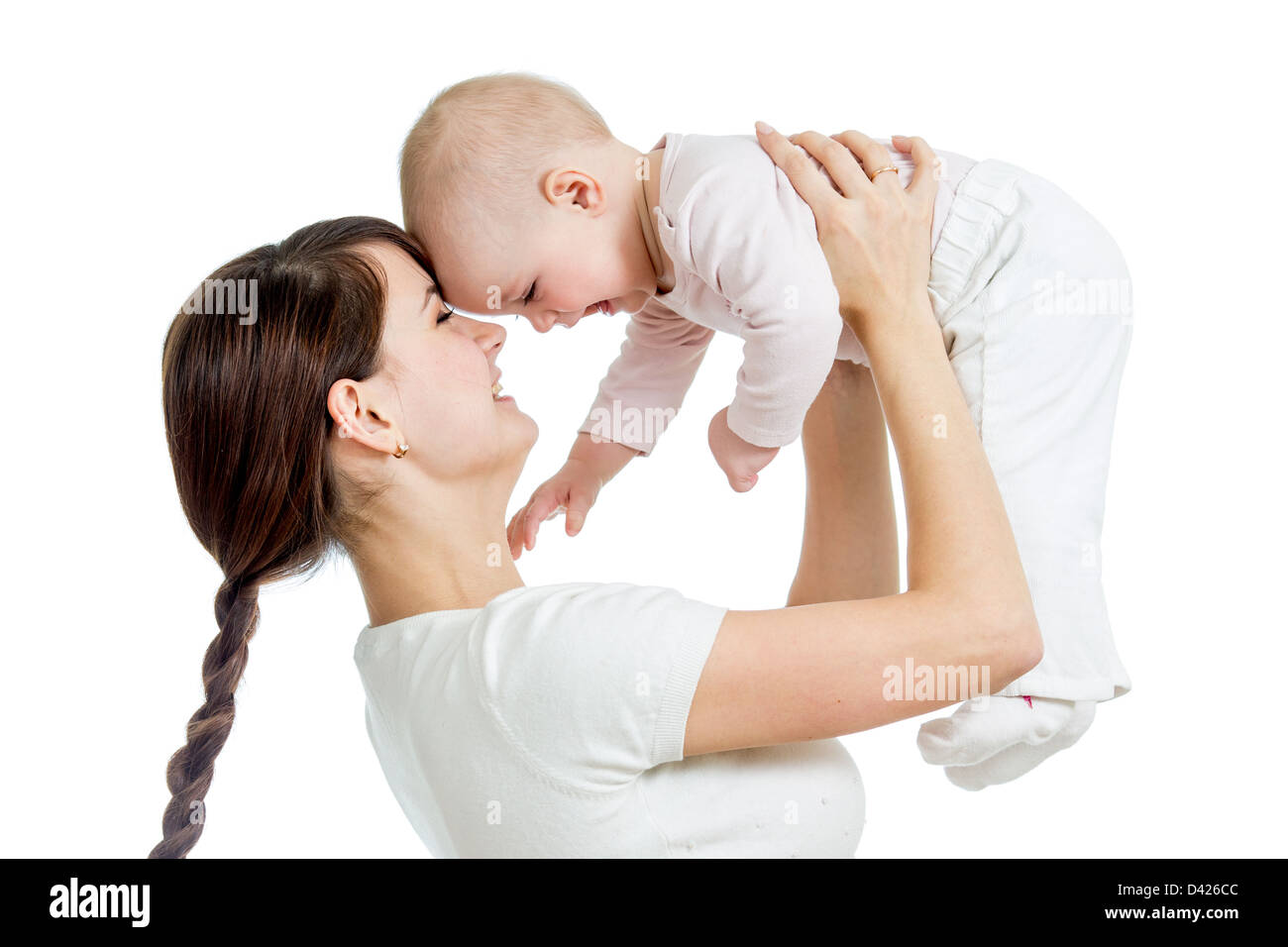 liebevolle Mutter spielen mit ihrem Kind auf weißem Hintergrund Stockfoto