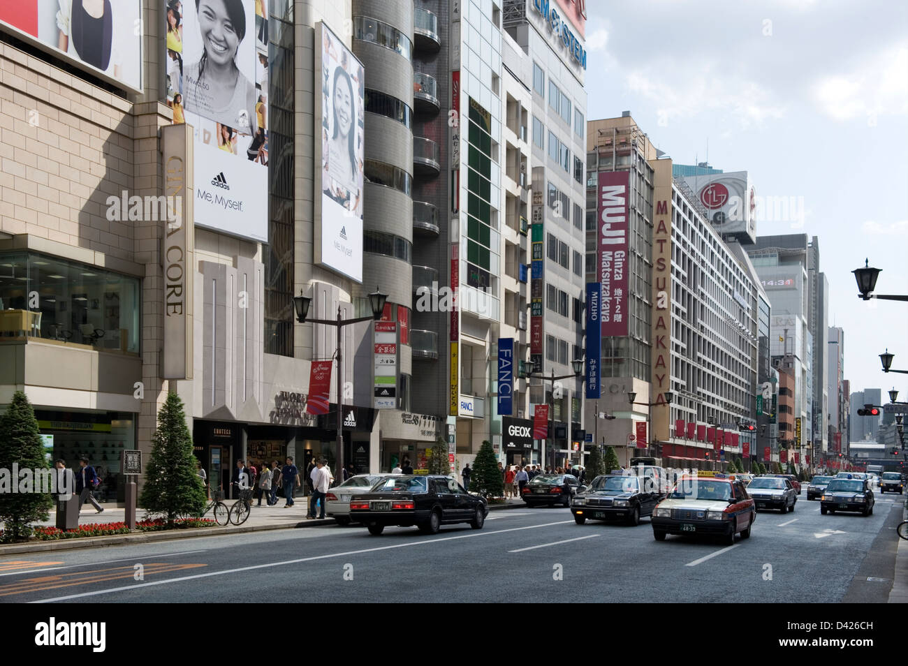 Retail-Stores und Boutiquen säumen beidseitig Chuo-Dori (Central Street) in gehobenen Ginza Einkaufsviertel in Tokio. Stockfoto