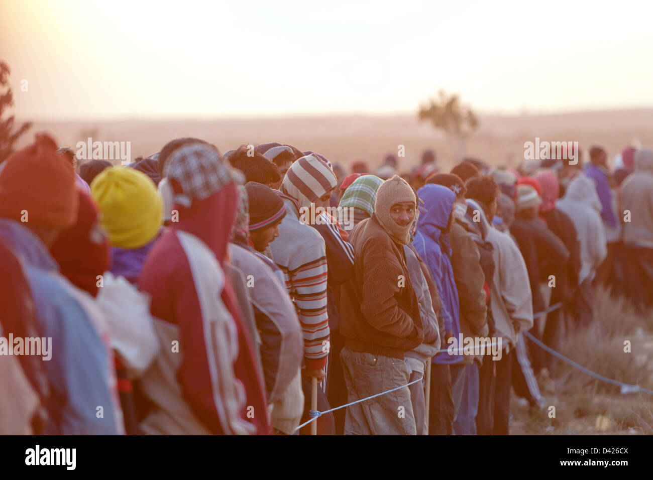 Ben Gardane, Tunesien, Flüchtlinge im Flüchtlingslager Shousha zu warten, bis eine Verteilung von Nahrungsmitteln Stockfoto