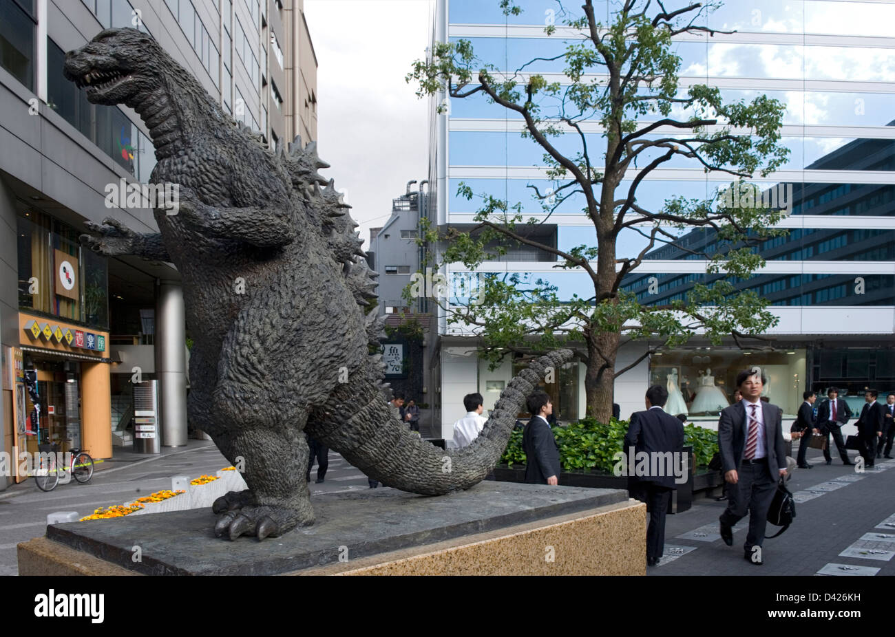 Bronzestatue von Godzilla, Kreatur Filmstar aus 1950, sitzt auf einem prominenten Sockel im Hibiya Kino Bezirk in Tokio. Stockfoto