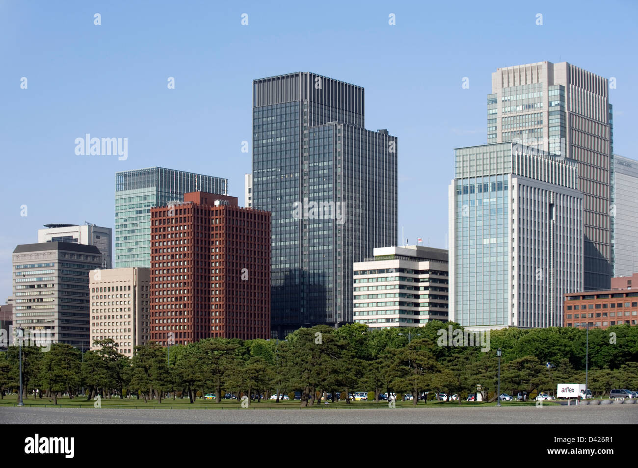 Die Innenstadt von hohen Bürogebäuden im Geschäftsviertel Marunouchi gesehen aus dem Kaiserpalast in Hibiya, Tokio. Stockfoto