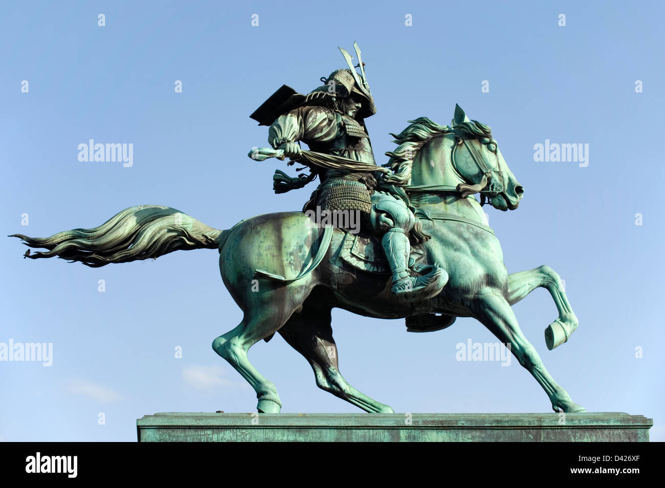 Bronzestatue von Masashige Kusunoki, 14. Jahrhundert Samurai-Krieger zu Pferd im Kokyogaien Park in der Nähe von Imperial Palace, Tokio. Stockfoto
