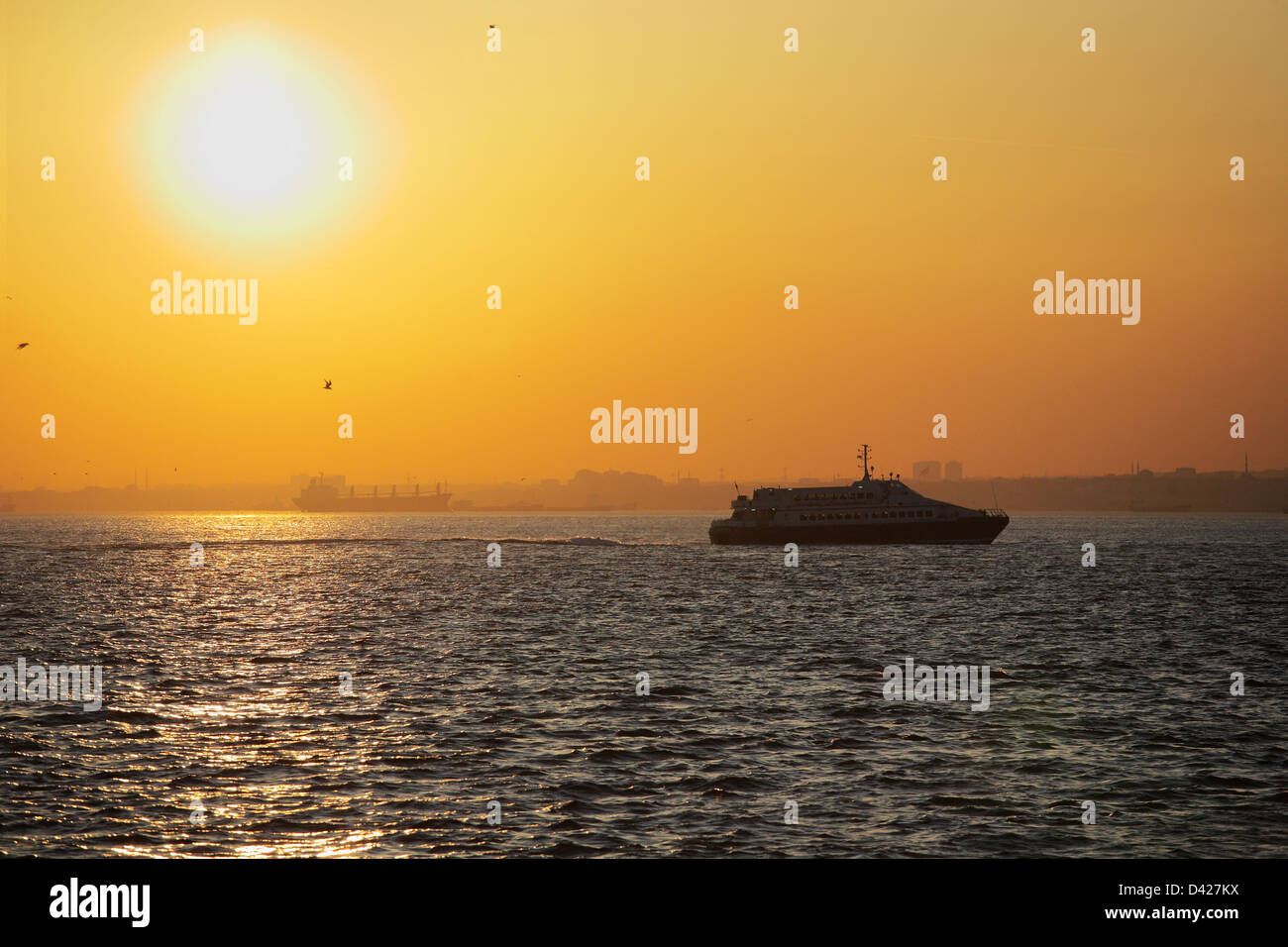 Istanbul, Türkei, eine Fähre in der Abendsonne in das Marmarameer Stockfoto