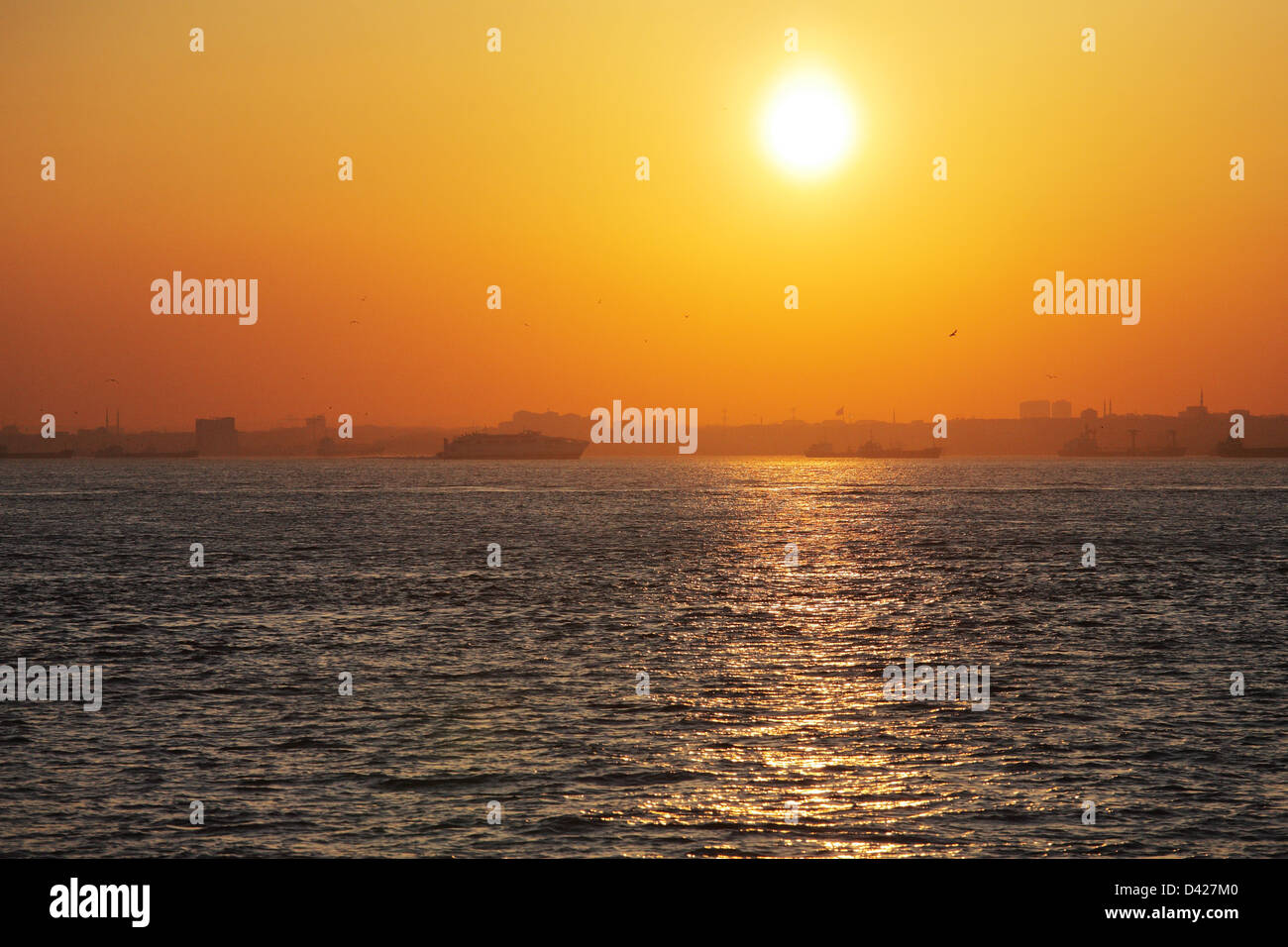 Istanbul, Türkei, Abendsonne über dem Marmara-Meer Stockfoto