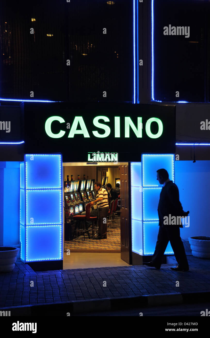Kyrenia, türkischen Republik Nordzypern, der Eingang zu einem Casino in der Altstadt Stockfoto