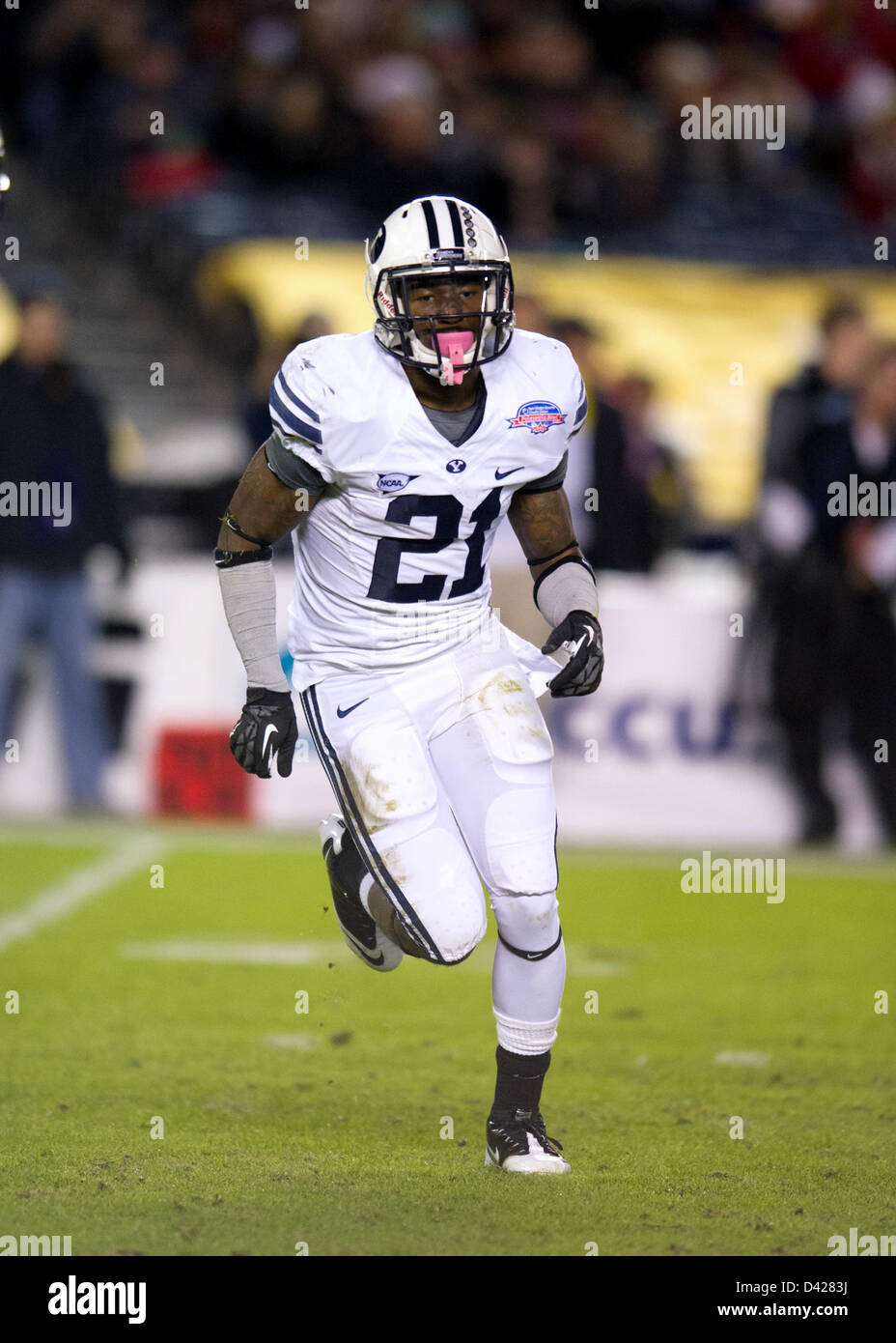 20. Dezember 2012 - San Diego, CA, Vereinigte Staaten von Amerika - 20. Dezember 2012: San Diego, CA... Brigham Young Cougars Runningback (21) Jamal Williams während der San Diego County Credit Union Poinsettia Bowl-College-Football-Spiel zwischen den Brigham Young Cougars und der San Diego State Azteken im Qualcomm Stadium in San Diego, CA. Brigham Young Cougars schlagen San Diego State Azteken 23-6. (Obligatorische Credit: Ed Ruvalcaba / MarinMedia / Cal Sport Media) Stockfoto