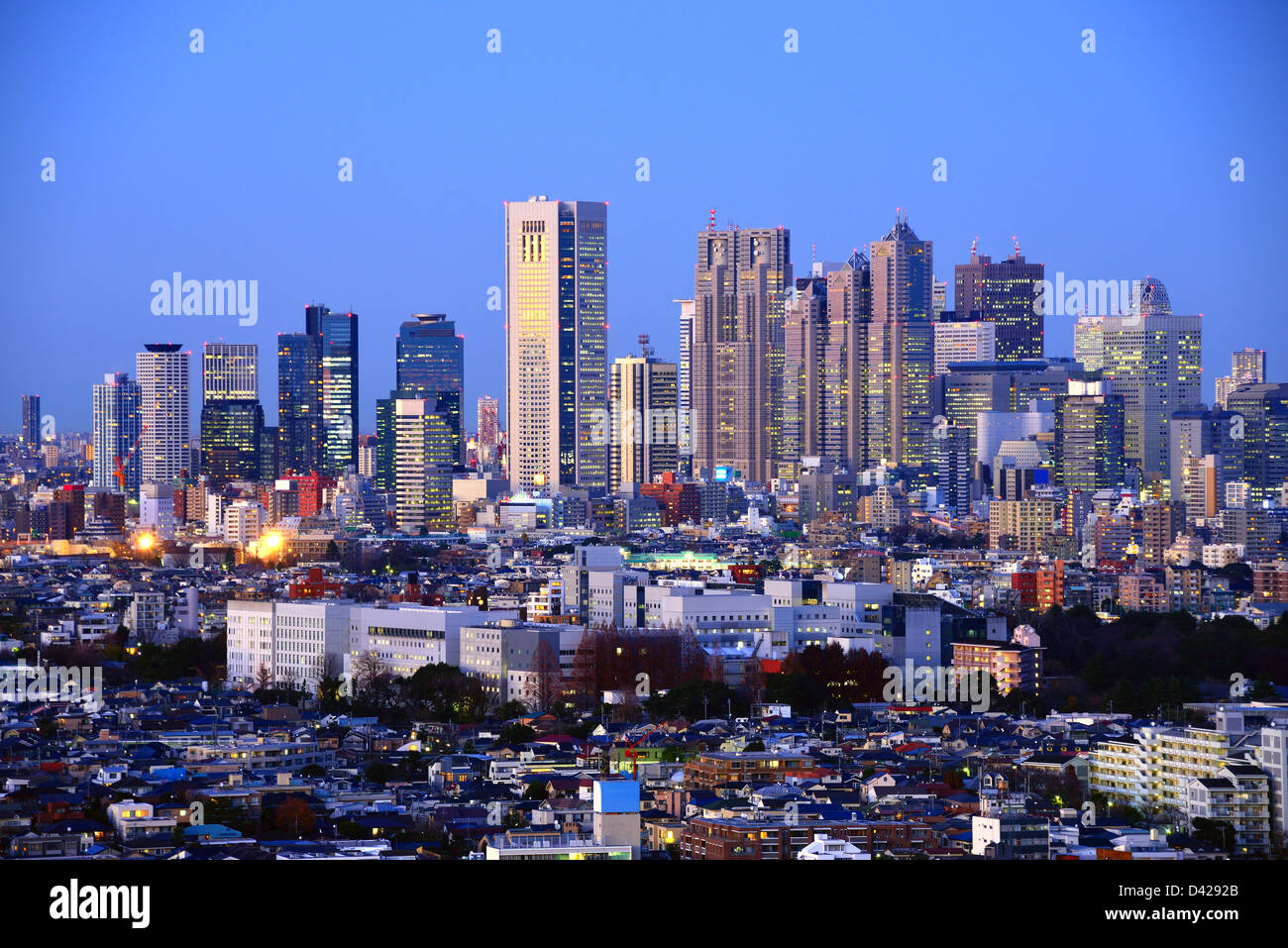 Skyline von Nishi-Shinjuku, der Wolkenkratzer Bezirk von Tokio, Japan. Stockfoto