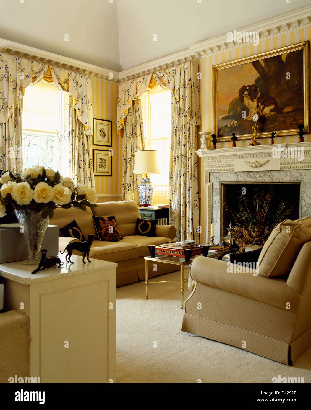Beige Sofas und Sahne Teppich in gelben Land Wohnzimmer mit floral ... Beige Sofas und Sahne Teppich in gelben Land Wohnzimmer mit floral ...