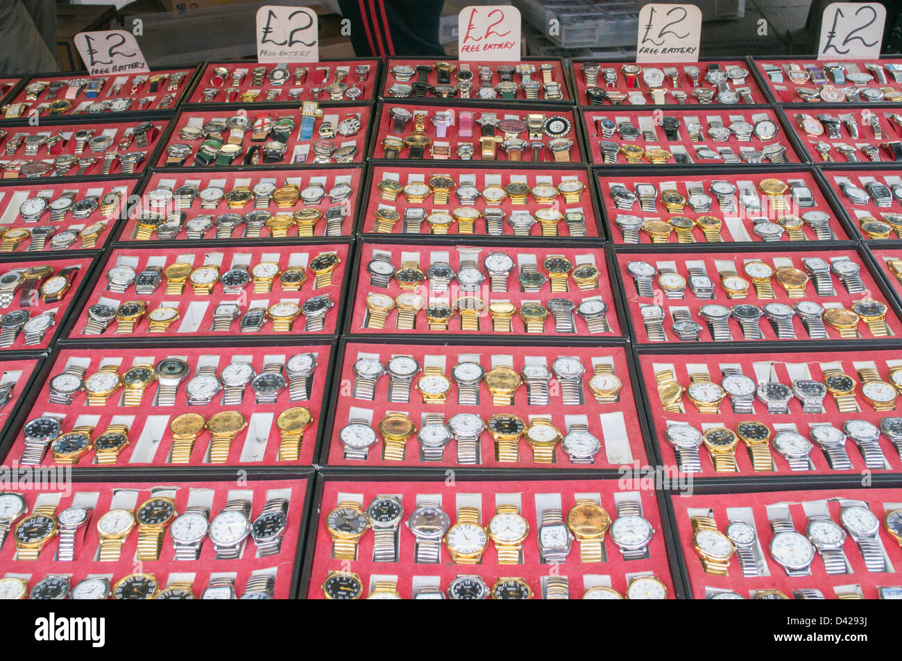 Reihen von günstige Armbanduhren zu verkaufen für nur £ 2 Angeboten jeweils an der Open-Air-Markt Leeds, England, Großbritannien Stockfoto