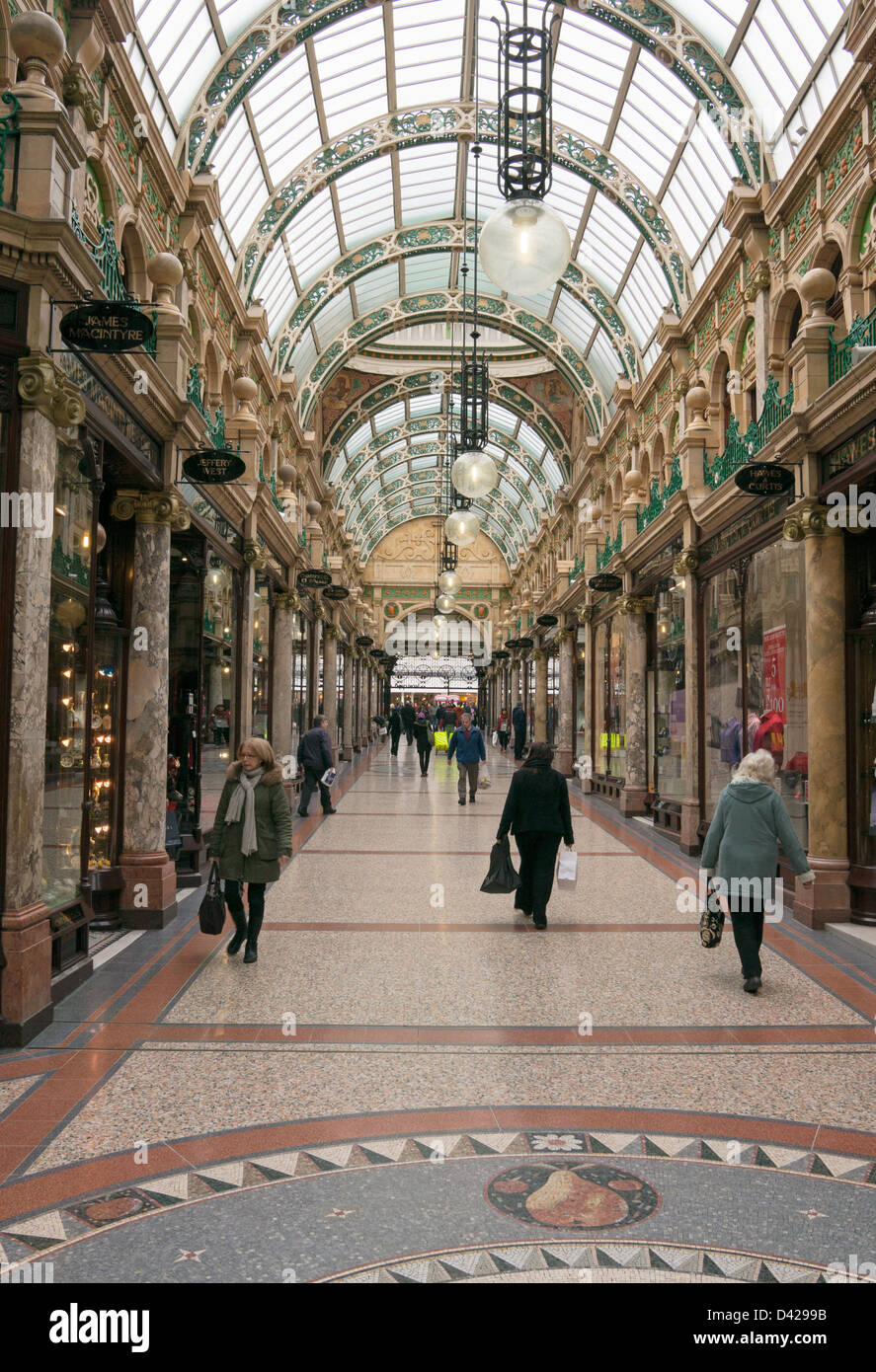 Käufer zu Fuß durch Grafschaft Arcade Leeds, England Großbritannien Stockfoto