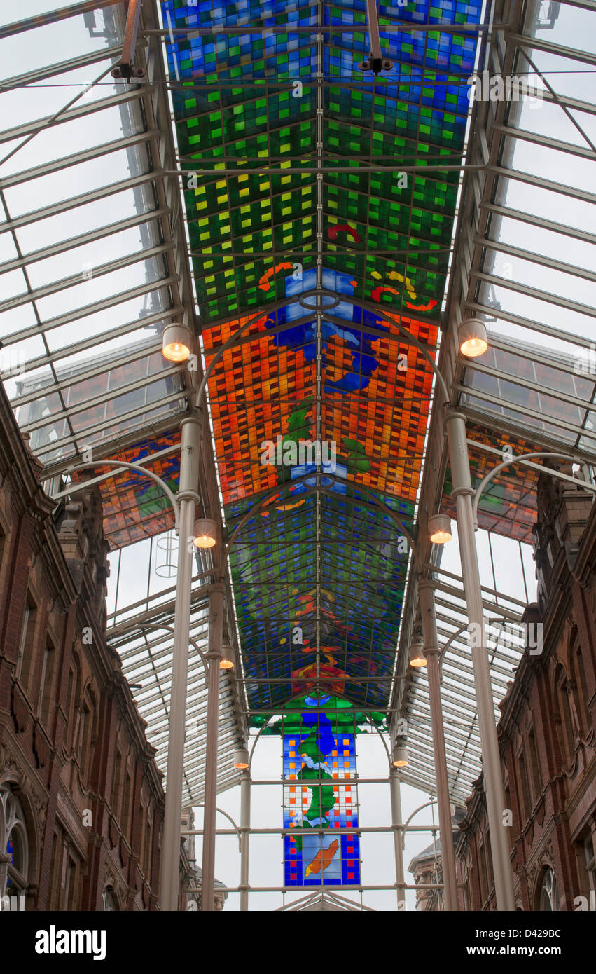 Die moderne Glasmalerei Decke über Victoria Street Leeds, England UK Stockfoto