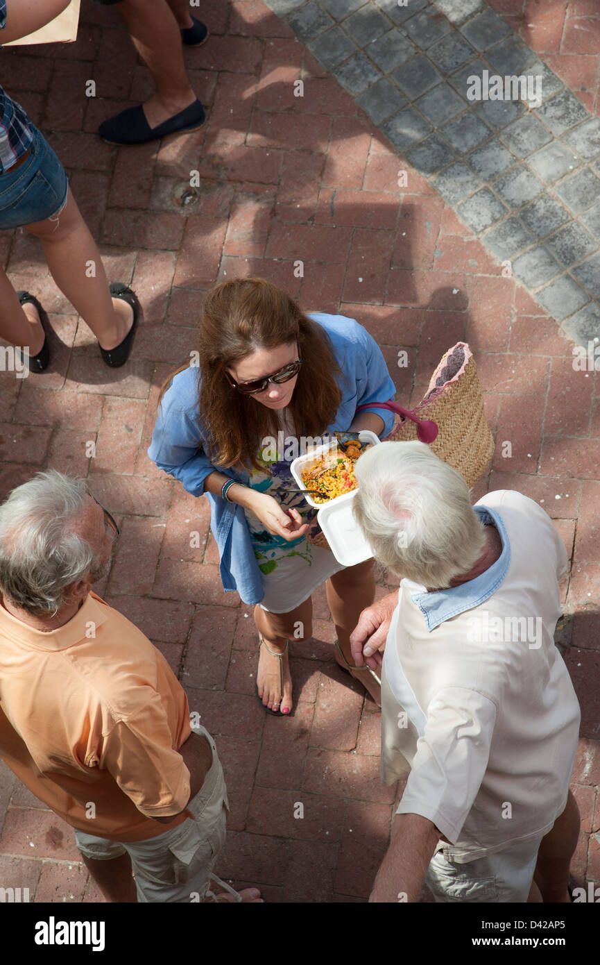 Business-Lunch. Frau, reden und Essen zum mitnehmen Stockfoto